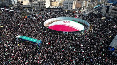 Miles de personas se suman en Teheran al funeral por Alí Larijani