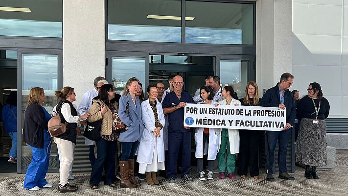  - Los médicos se concentran a las puertas del Hospital Universitario para reclamar un estatuto propio