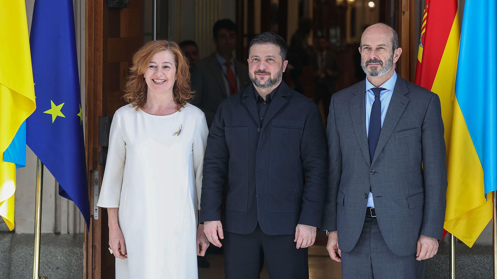 Zelenski se reúne con los presidentes del Congreso y el Senado en su visita a España - Telediario 1 | Ver