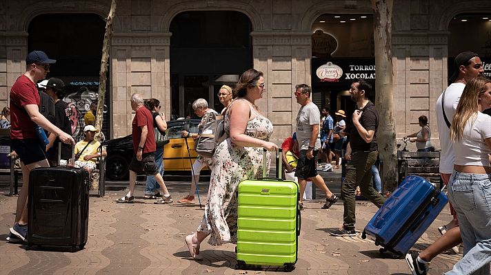 Telediario 2 - Suben las reservas en Canarias o Baleares de turistas internacionales que evitan las zonas de conflicto