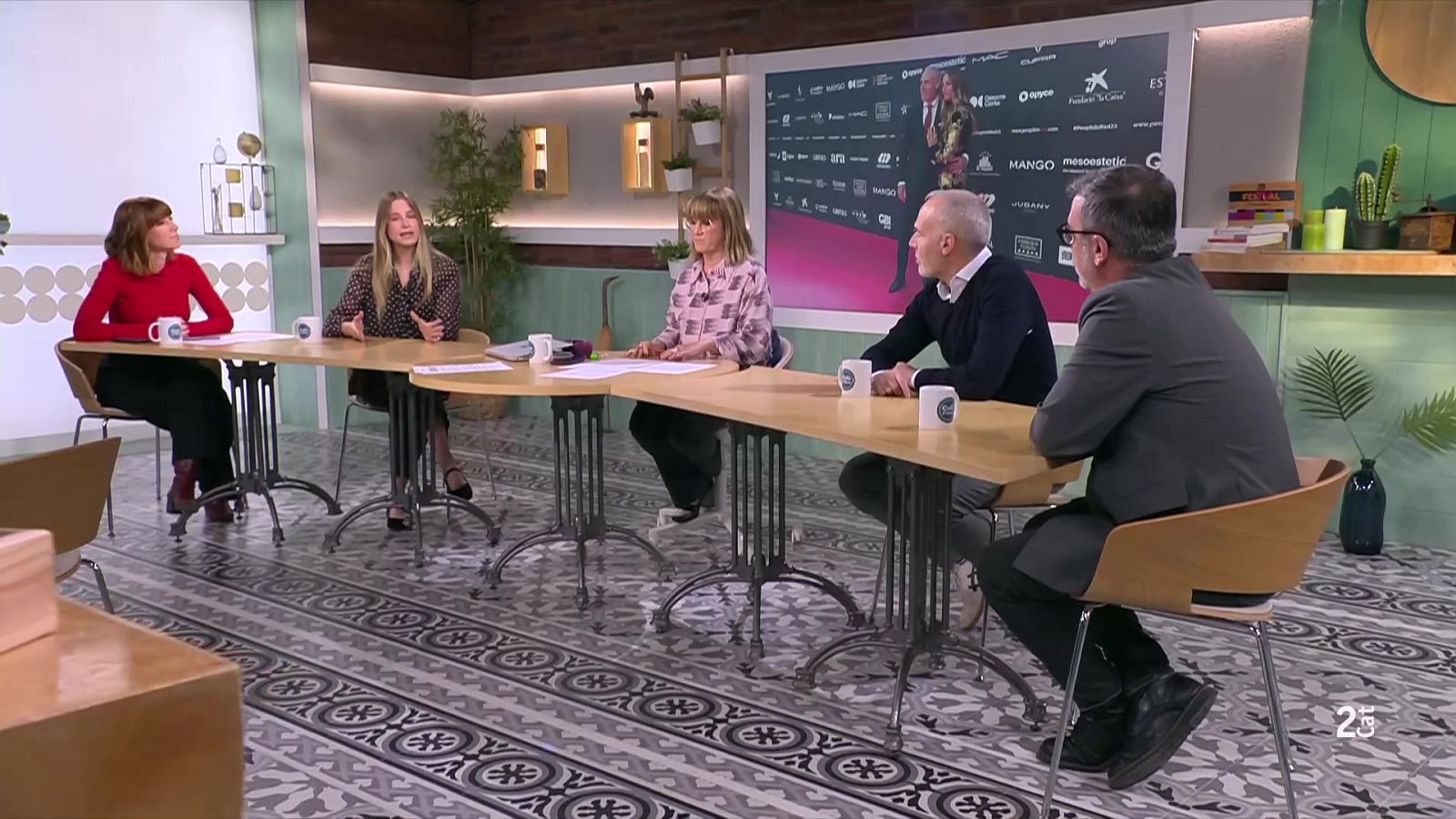 Martina Klein i Alex Corretja presenten People in red