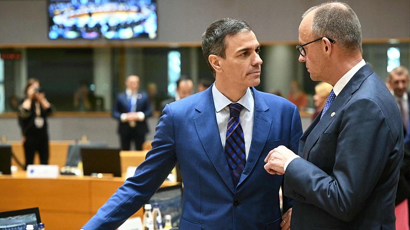 Sánchez y Merz se ven en el Consejo Europeo, la primera vez desde que Trump amenazara a España | Ver ahora