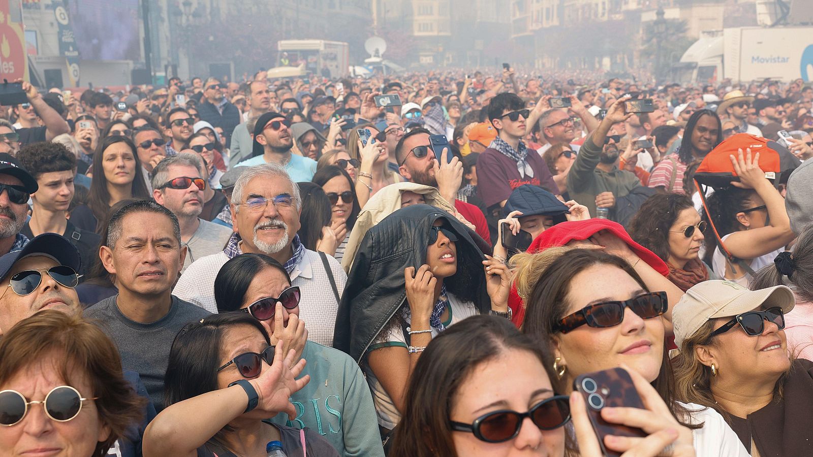 València, plena de gom a gom en l'últim dia de la festa de les Falles - L'informatiu - Comunitat Valenciana | Ver
