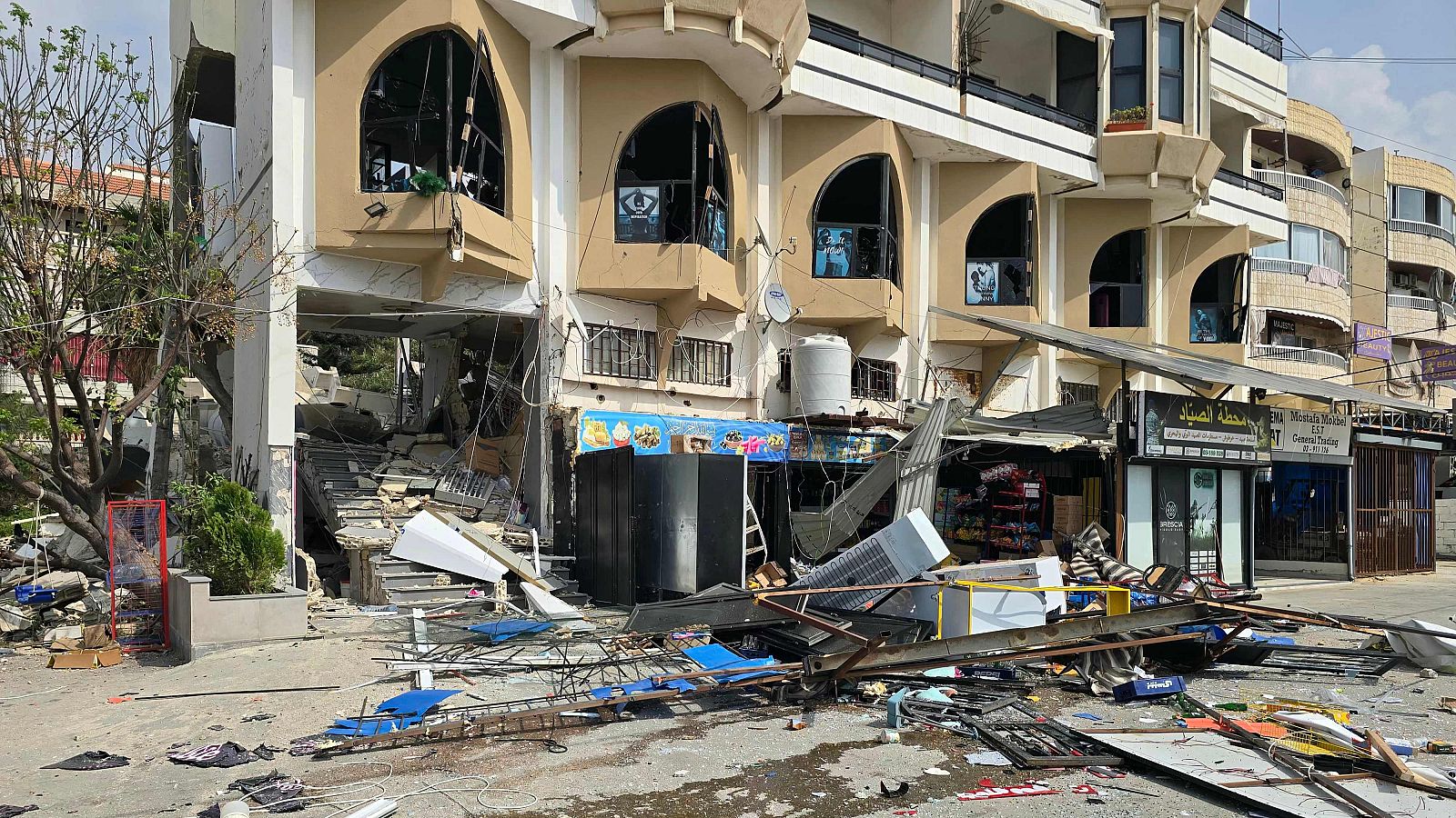 Otro gran frente de la guerra en Oriente Medio es el Líbano, donde la cifra de muertos civiles no para de aumentar. Son ya más de mil. Tiro, al sur del país, es ahora  prácticamente una ciudad fantasma.