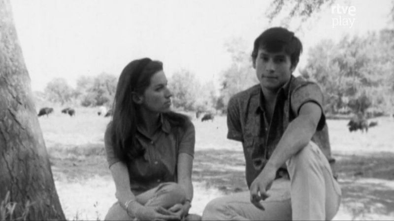 Natalia Figueroa y Sebasti�n Palomo Linares, j�venes, sentados en un campo con animales y �rboles. Logo de "rtve play" en la esquina superior derecha.