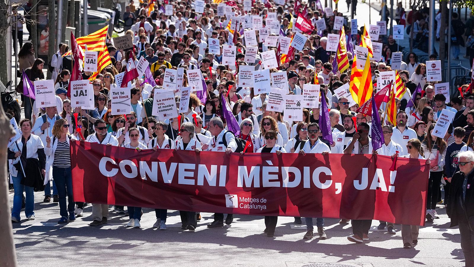 Centenars de metges es manifesten a Barcelona per reclamar un conveni propi i millores laborals