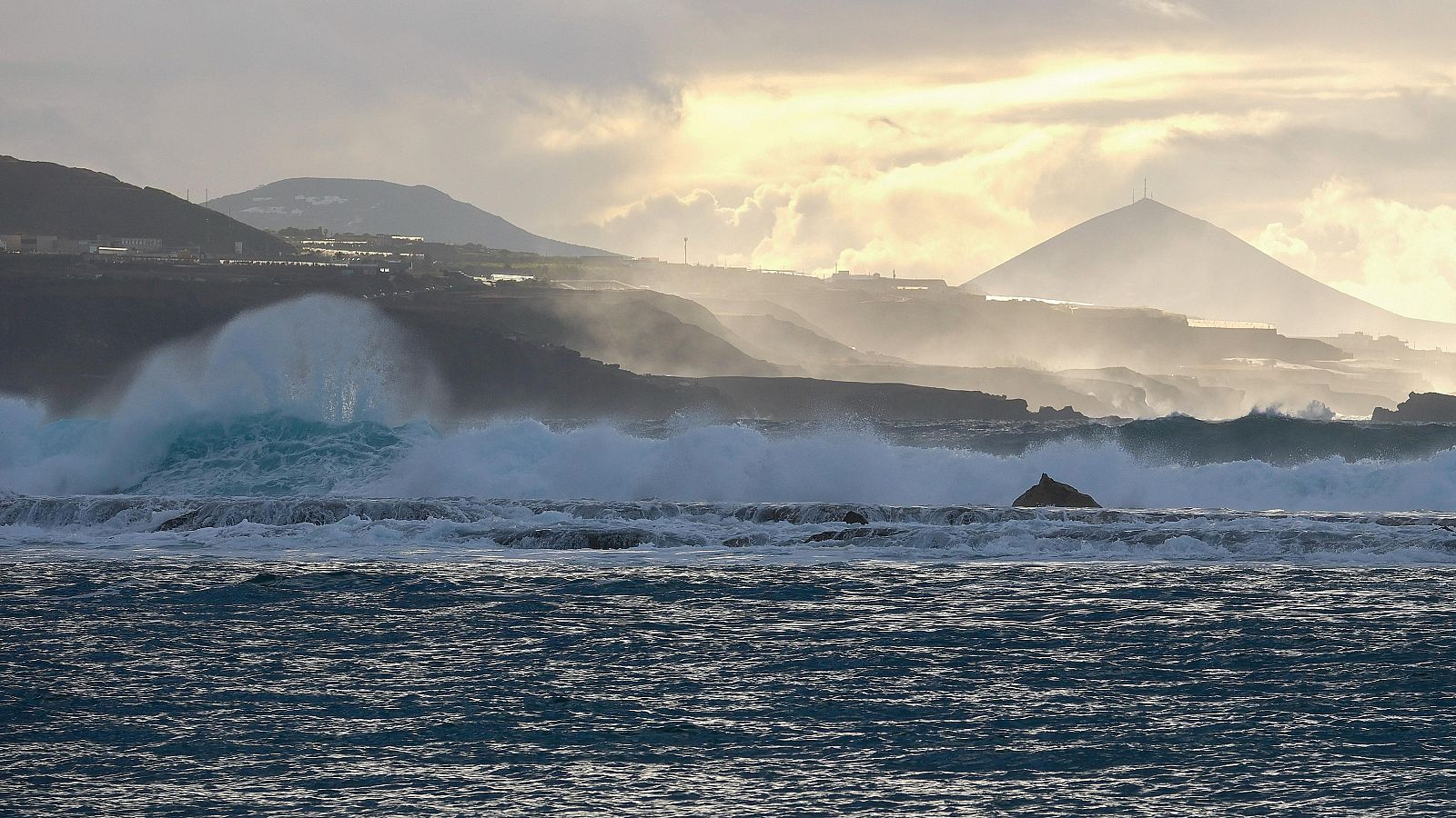 Lo peor de la borrasca Therese en Canarias aún no ha pasado, pese a que haya dado una tregua - Telediario 1 | Ver