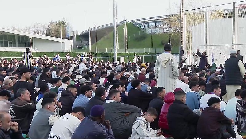 Comunidad musulmana celebra el fin del Ramadán con una oración comunitaria en Bilbao | RTVE Play - Ver ahora
