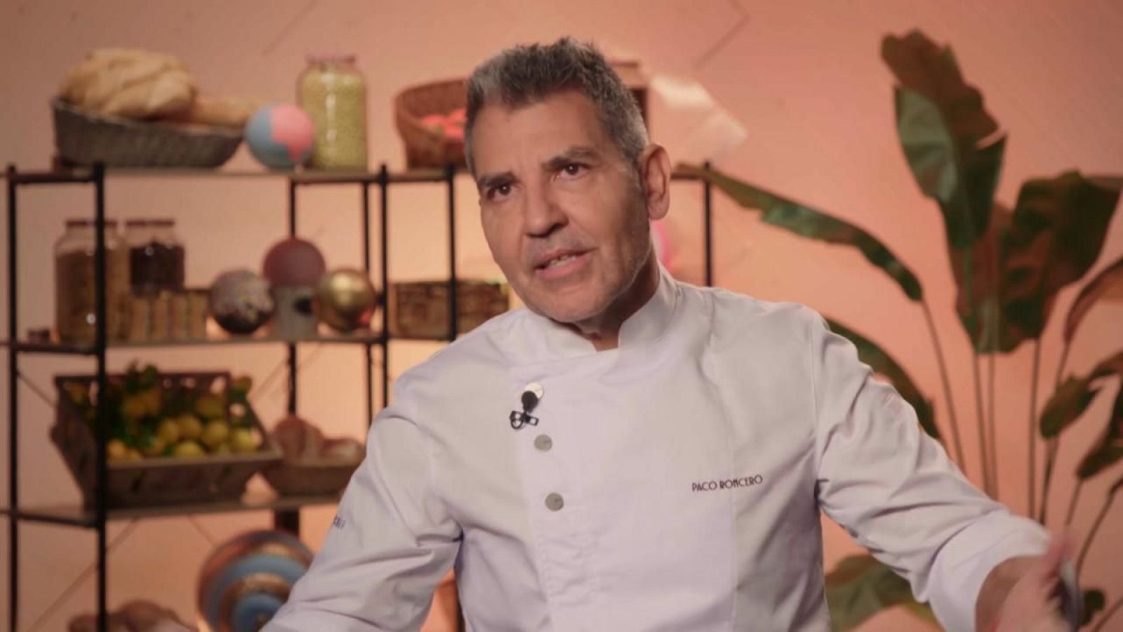 Paco Roncero desafía a los concursantes con un difícil postre de setas - Top Chef: Dulces y Famosos | Ver