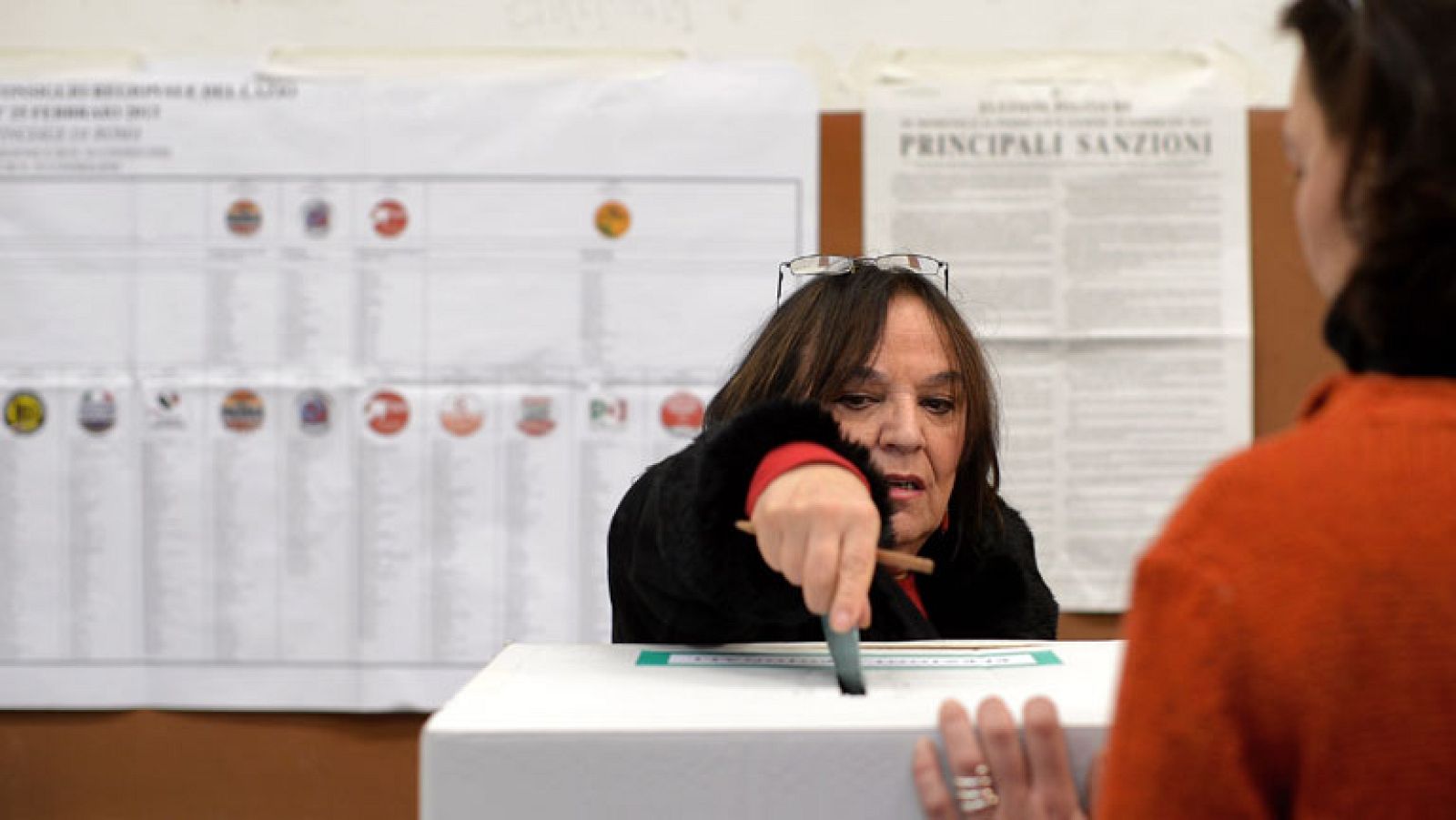Cierran los colegios electorales en Italia
