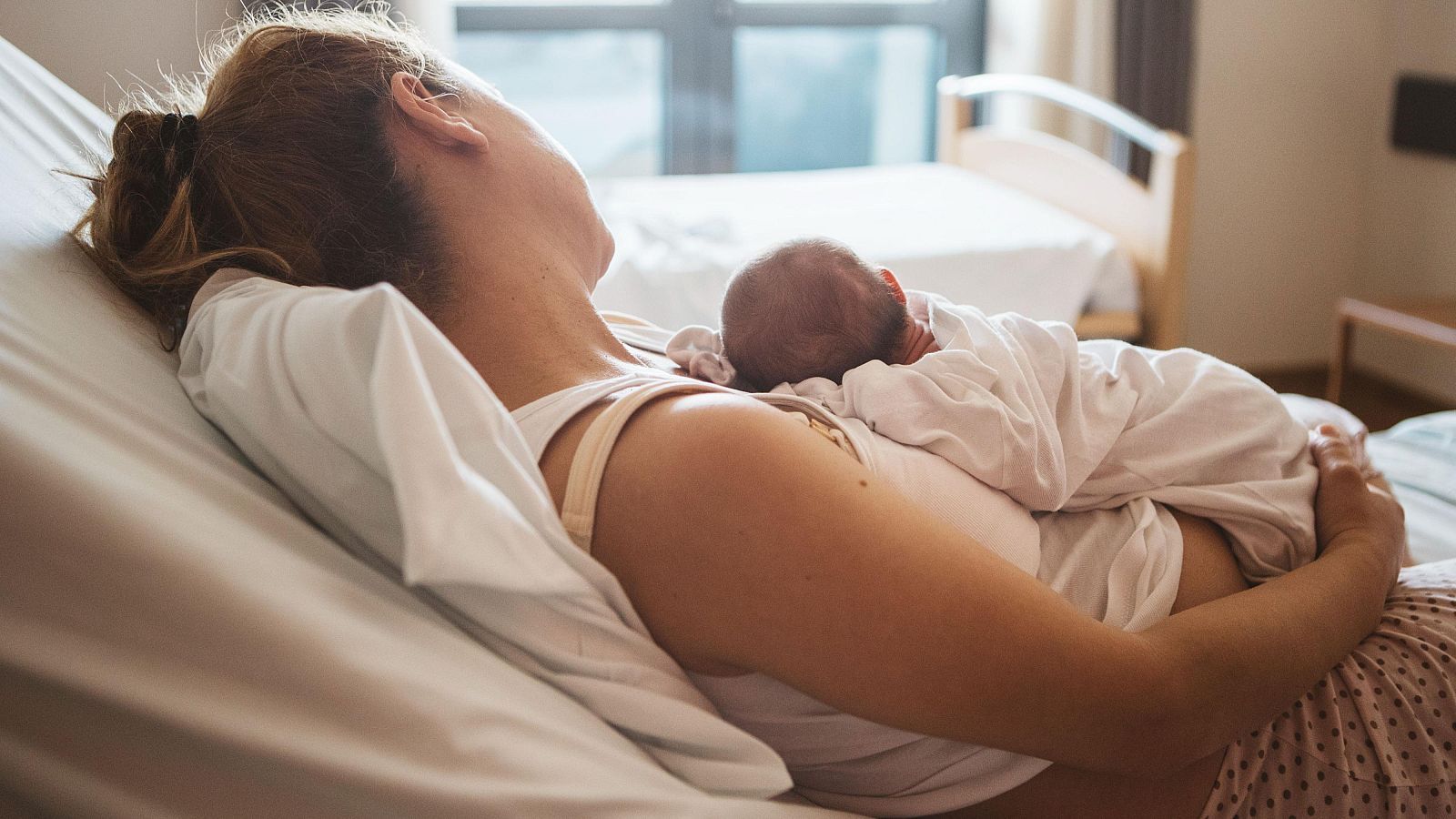 Lidia, la primera bebé nacida en 30 años en Solana de Cabañas - Telediario 1 | Ver