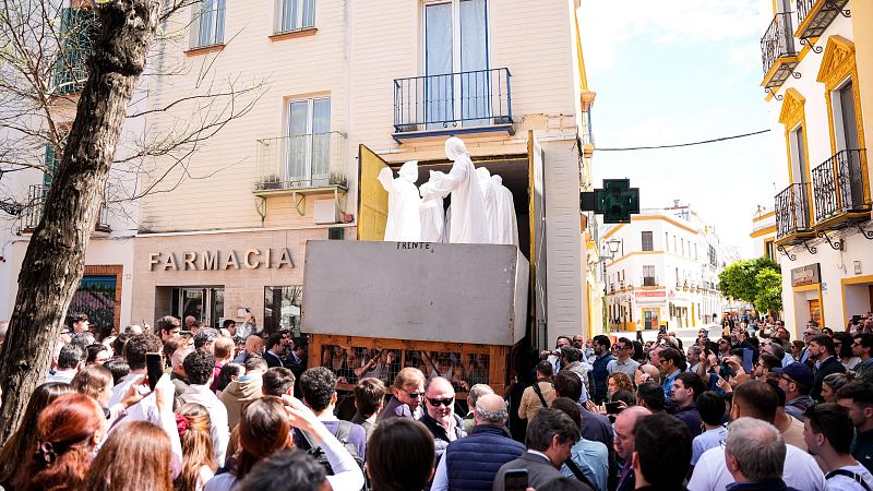 Sevilla se prepara para su Semana Santa con el tradicional ritual de la mudá | Ver