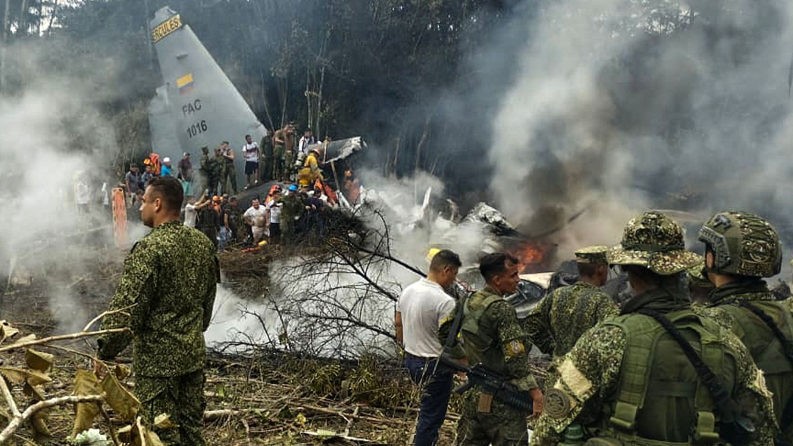 Un avión militar con un centenar de pasajeros se estrella en el sur de Colombia - La tarde en 24h | Ver