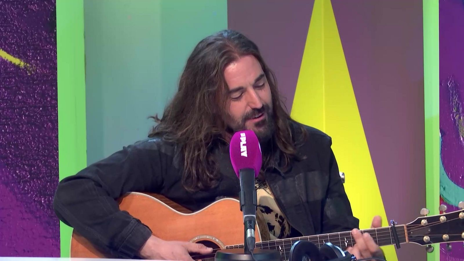 La artista que le dió dinero a Andrés Suárez mientras tocaba en el metro - El recreo | Ver