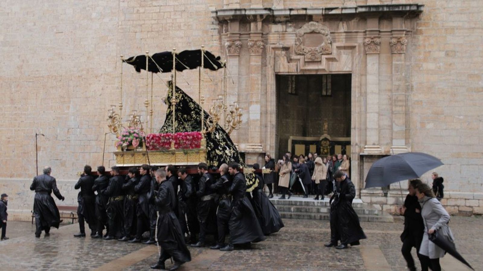 La Semana Santa de Sagunto no será fiesta de interés turístico si mantiene el veto a las mujeres - Telediario 2 | Ver