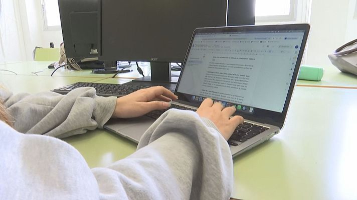 Informatiu Balear - Dos instituts de Ciutadella lideren la limitació de pantalles a les aules