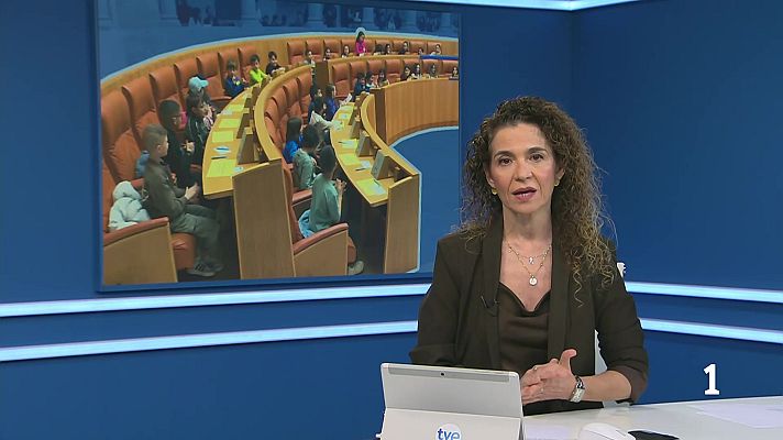 Informativo Telerioja - 44 escolares han ocupado los escaños de los diputados regionales por un día