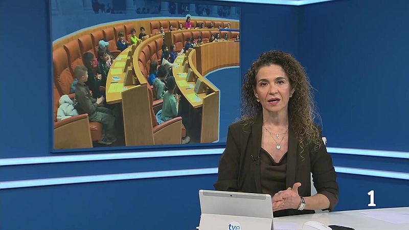 44 escolares han ocupado los escaños de los diputados regionales por un día - Informativo Telerioja | Ver