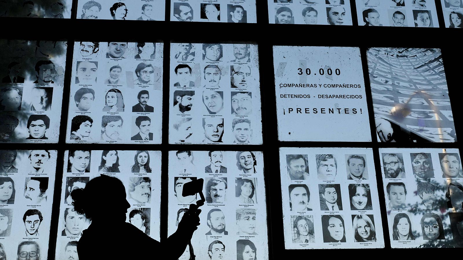 Se cumplen 50 años del golpe de Estado de Videla en Argentina y aún quedan miles de víctimas por localizar | Ver