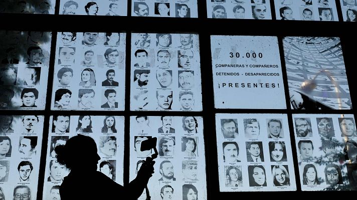 Telediario 1 - Se cumplen 50 años del golpe de Estado de Videla en Argentina y aún quedan miles de víctimas por localizar