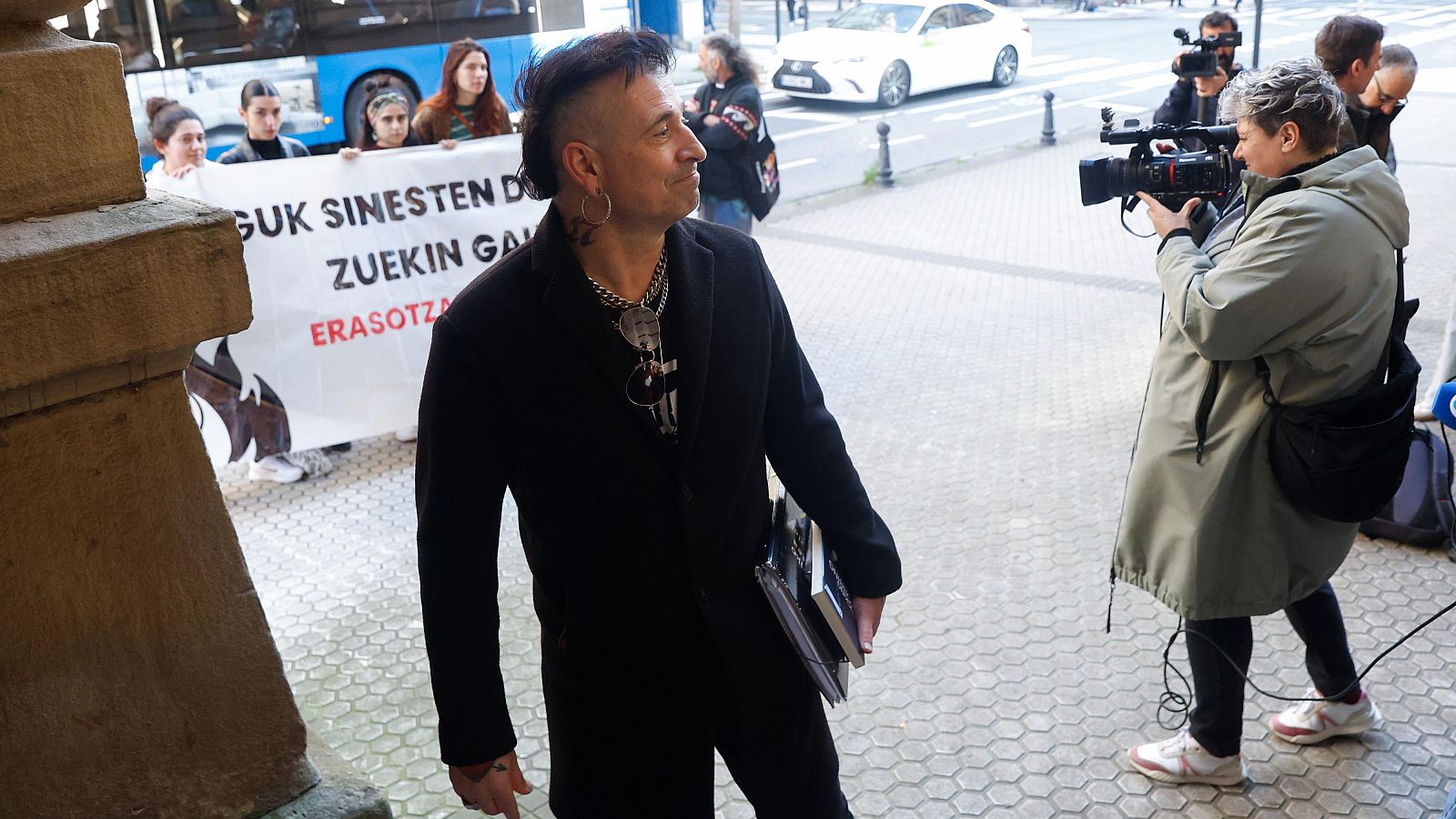 Fiscalía solicita 22 años de cárcel a un profesor de Irún por delitos sexuales contra tres exalumnas menores | RTVE Play - Ver ahora