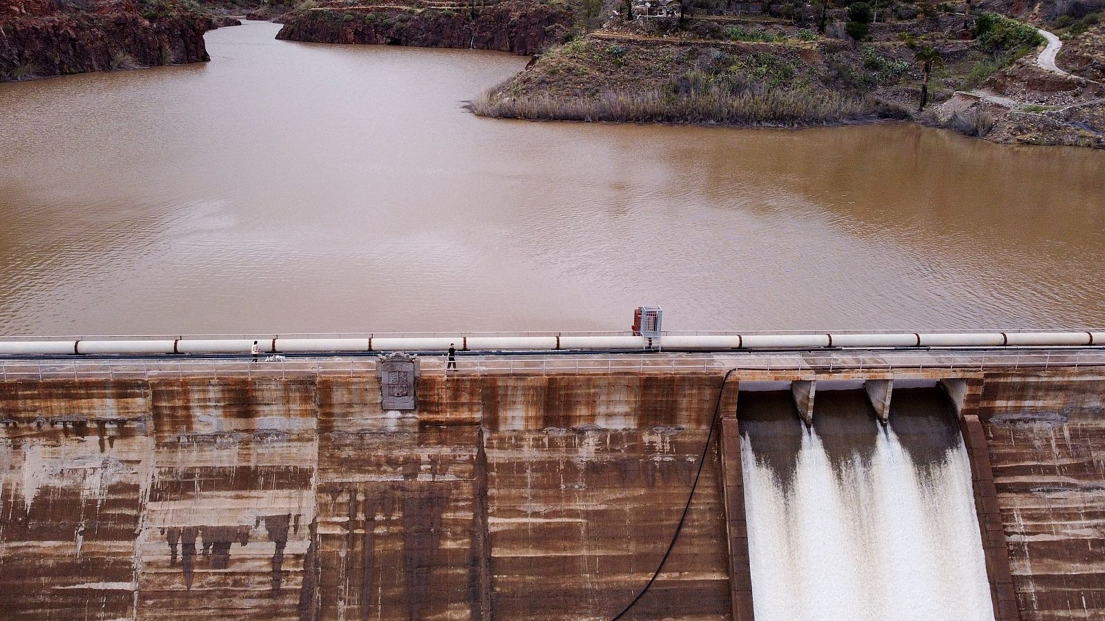 Desalojan a los vecinos del cauce de la presa de Ayagaures, Gran Canaria, por la lluvia