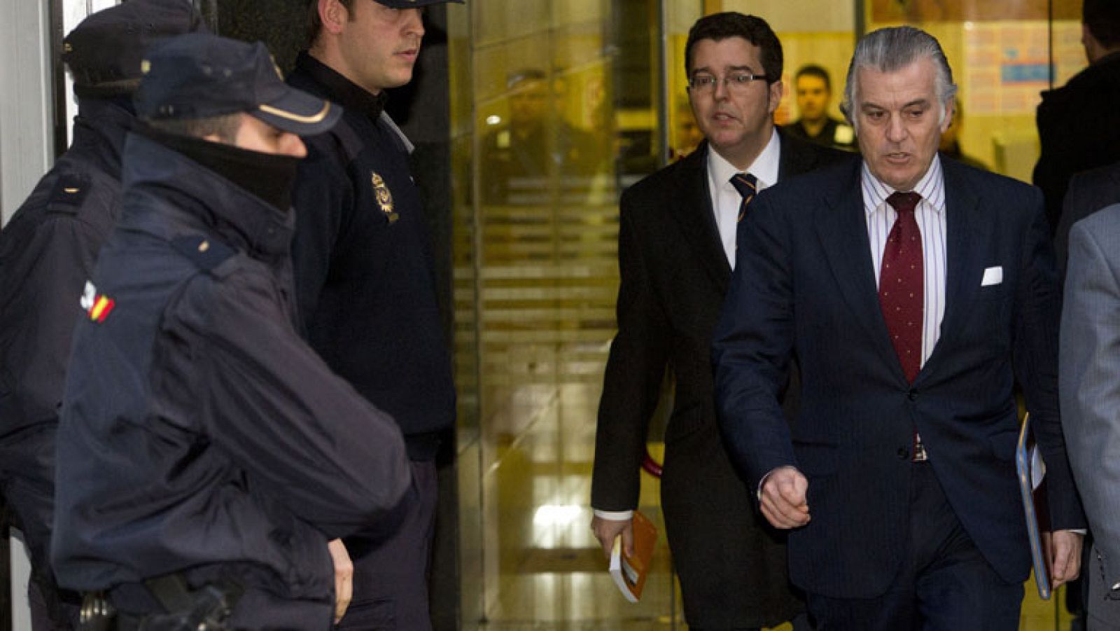 Bárcenas admite que tuvo 38 milllones en Suiza y el juez le prohíbe salir de España | Ver