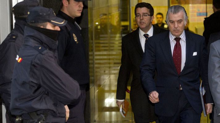 Telediario 1 - Bárcenas admite que tuvo 38 milllones en Suiza y el juez le prohíbe salir de España