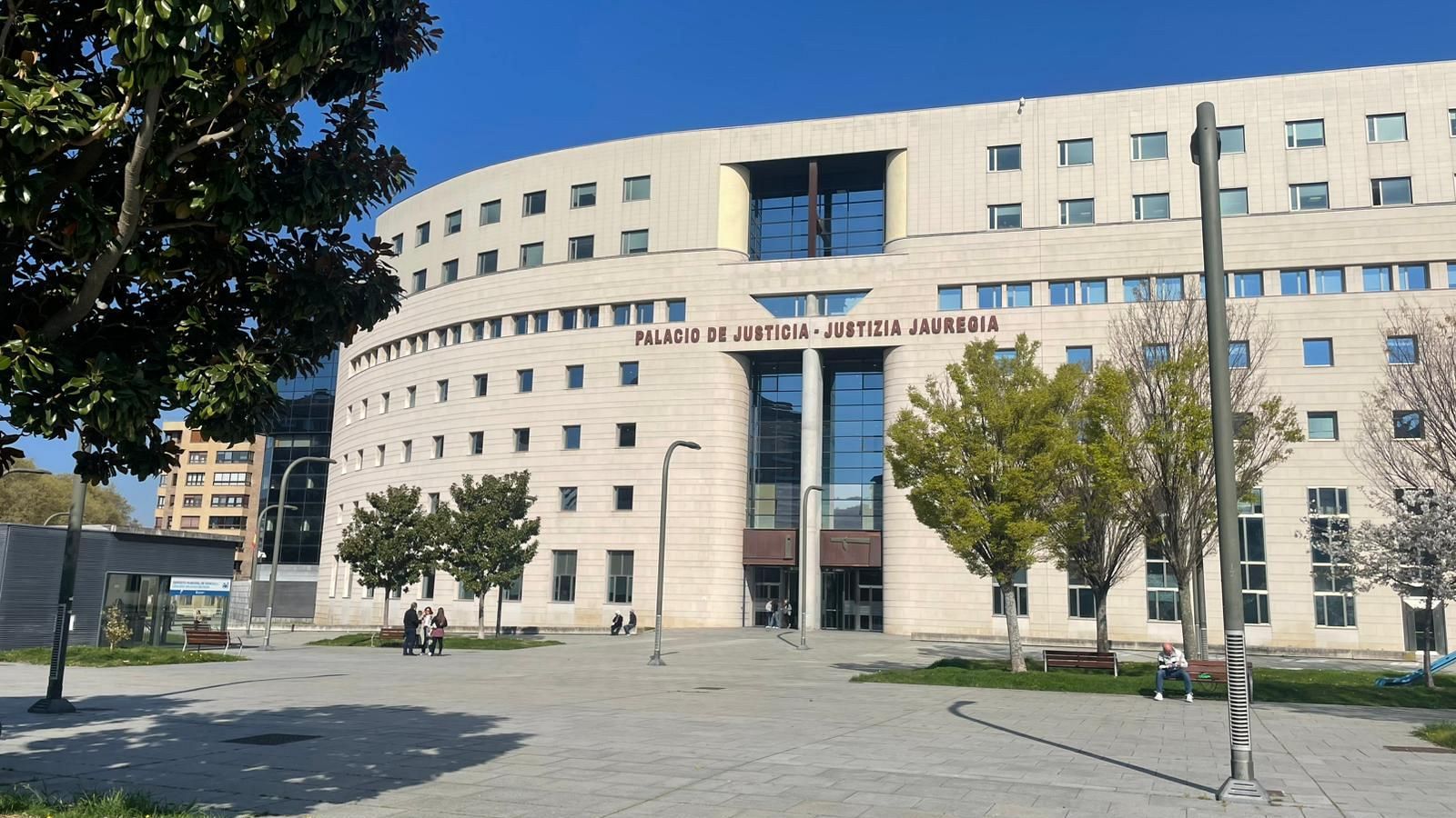 Juicio al profesor por grabar a mujeres en la intimidad - Telenavarra | Ver