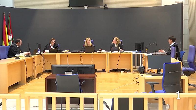 Los hechos habrían ocurrido en el curso 2023-24. Según la versión de la Fiscalía, el profesor habría buscando la compañía y cercanía" de las tres víctimas en una red social a través de la que se habría comunicado con ellas.