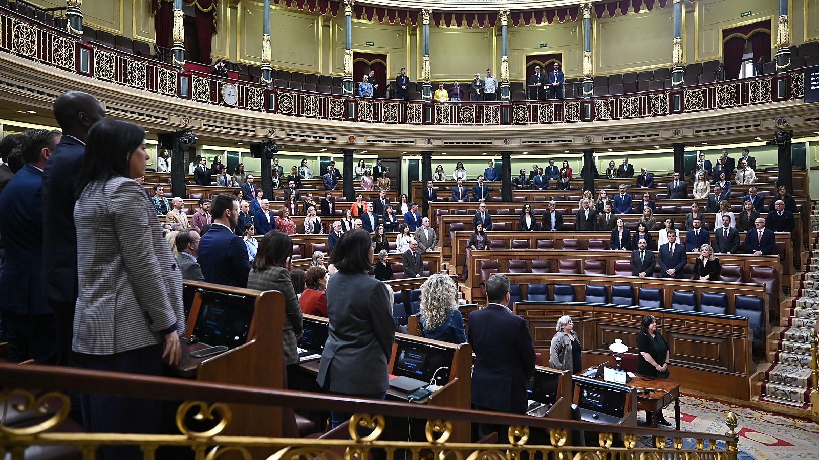 Los socios del Gobierno creen que el decreto anticrisis se queda corto | Ver