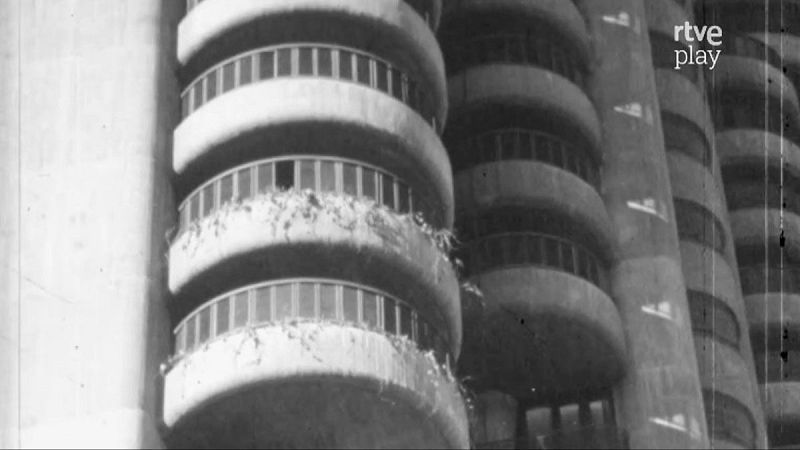 Un edificio con balcones circulares en blanco y negro, con el logo de RTVE Play visible, posiblemente relacionado con una producci�n audiovisual.