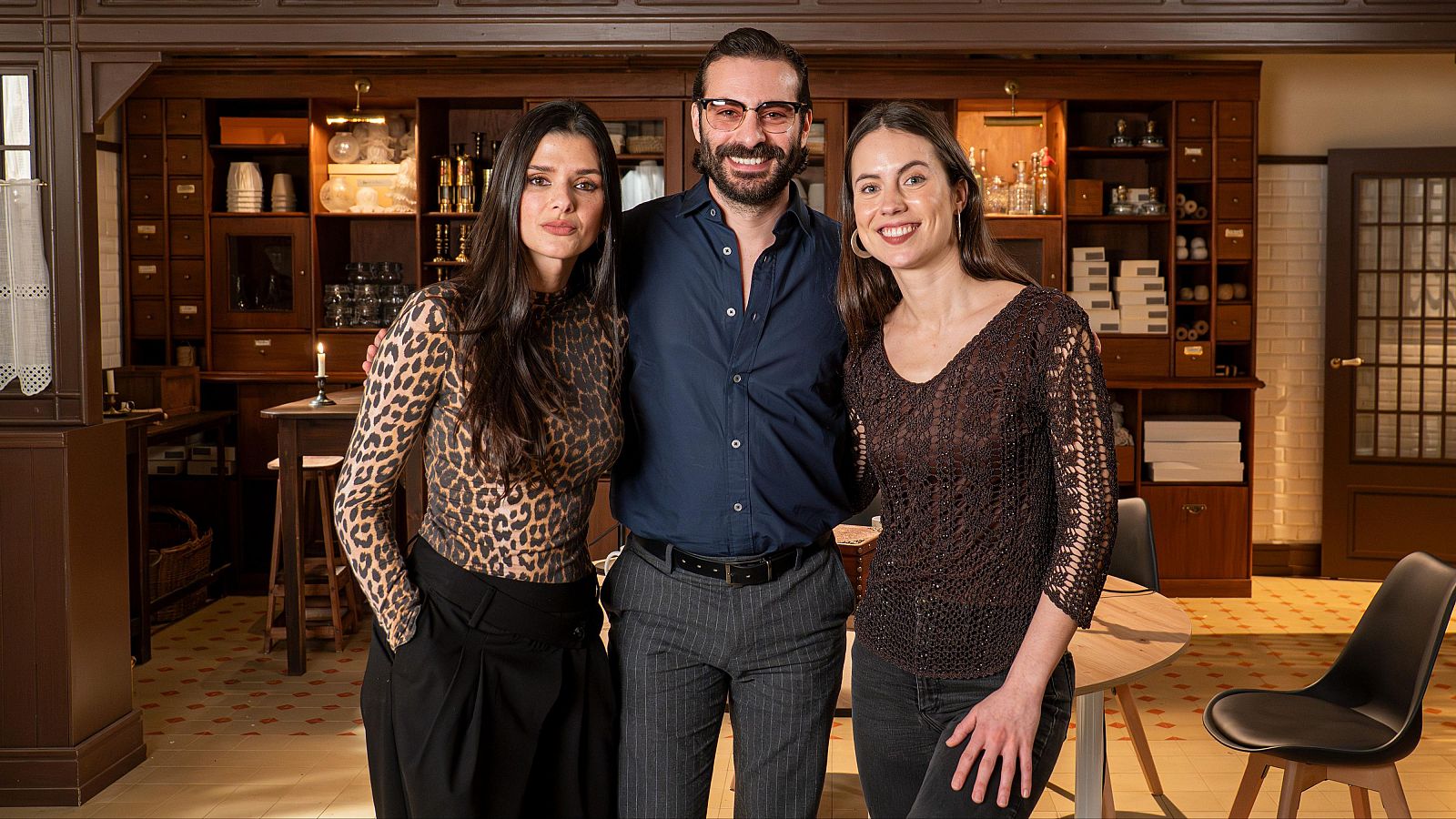 Los actores de 'La Promesa' y 'Valle Salvaje' juega al "yo nunca" en el tercer episodio de 'Cosas de palacio'