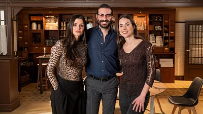 Ibrahim al-Shami juega con Sabela Ar�n y Miren Arrieta al "yo nunca" en el tercer episodio de 'Cosas de palacio'