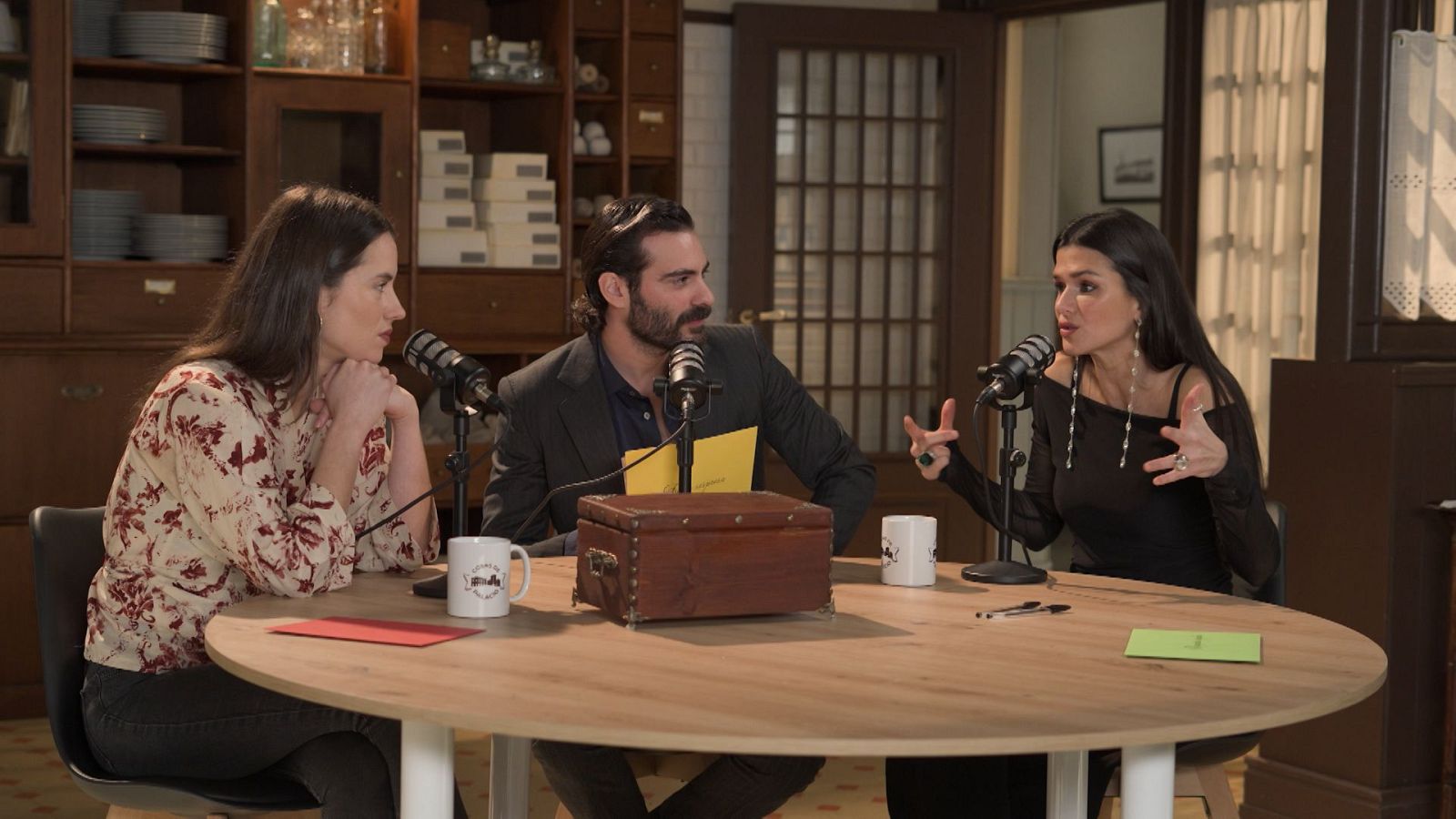 Cosas de palacio - Los actores de 'La Promesa' y 'Valle Salvaje' juegan al "yo nunca" - Cosas de palacio | Ver