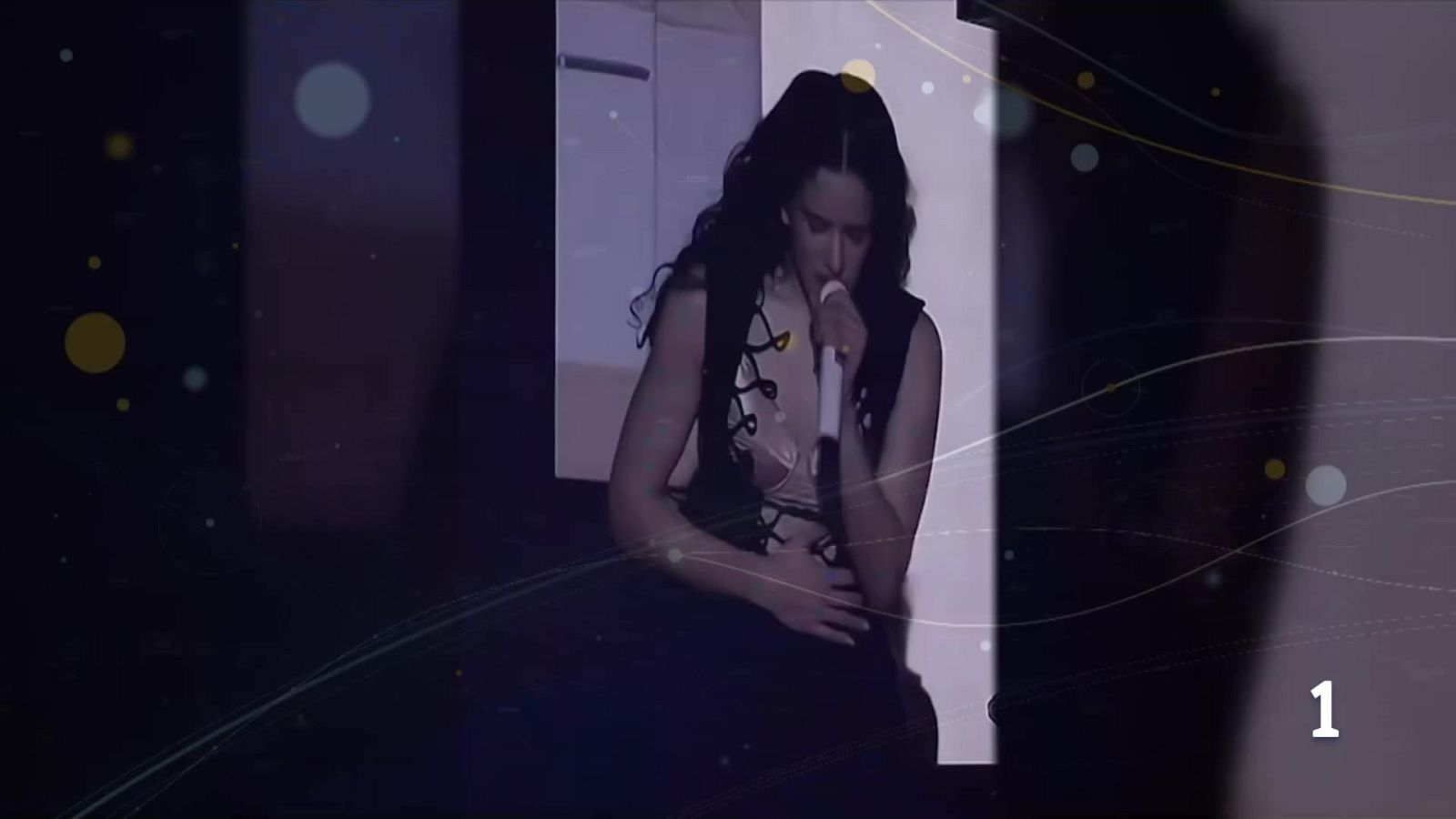 Rosalía atura el tour a Milà per una intoxicació alimentària - L'Informatiu | Veure