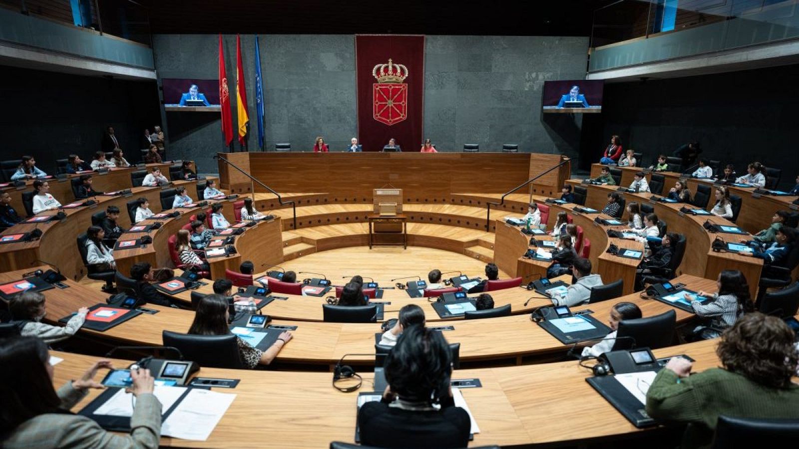 68 escolares debaten sobre respeto y convivencia en el Parlamento de Navarra - Telenavarra | Ver