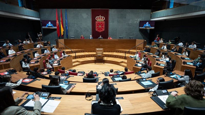 68 escolares debaten sobre respeto y convivencia en el Parlamento de Navarra - Telenavarra | Ver