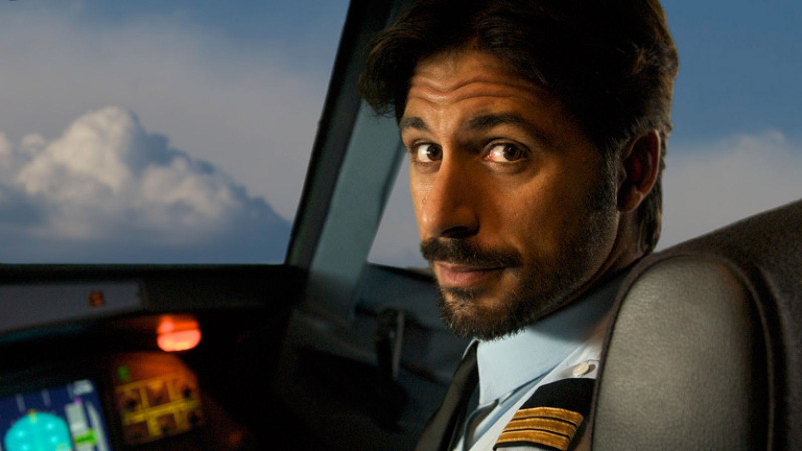 Hugo Silva, Antonio de la Torre y Lola Dueñas en 'Los amantes pasajeros' | Ver