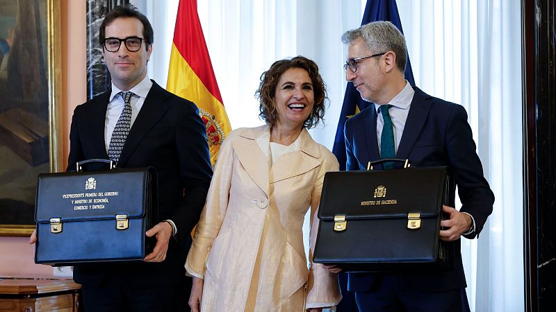 El ministro de Economía, Comercio y Empresa y nuevo vicepresidente primero del Gobierno, Carlos Cuerpo, y el recién nombrado ministro de Hacienda, Arcadi España, han prometido este viernes sus nuevos cargos ante Felipe VI en el Palacio de la Zarzuela, y posteriormente han escenificado en el Ministerio de Hacienda el tradicional traspaso de carteras con María Jesús Montero.