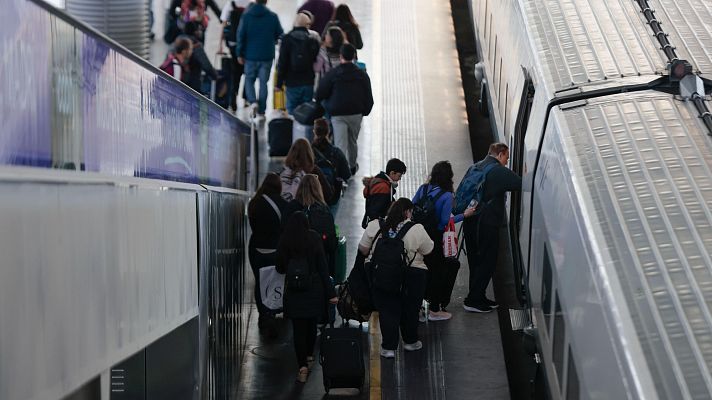 Telediario 1 - Empieza la 'Operación Salida' de Semana Santa: el turista extranjero amortigua la caída de reservas