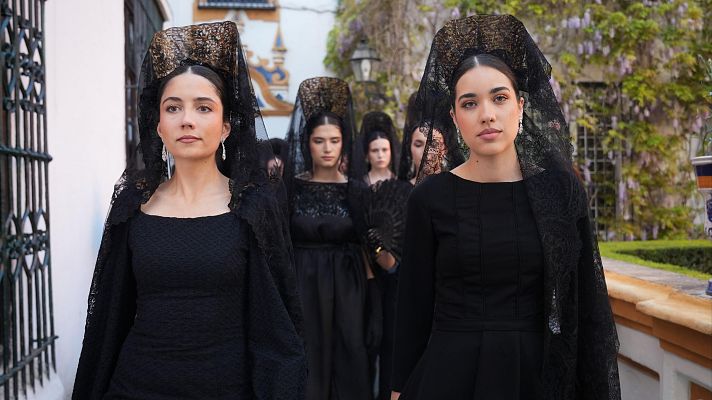 Telediario 1 - La mantilla de Semana Santa vuelve a ser tendencia entre las jóvenes