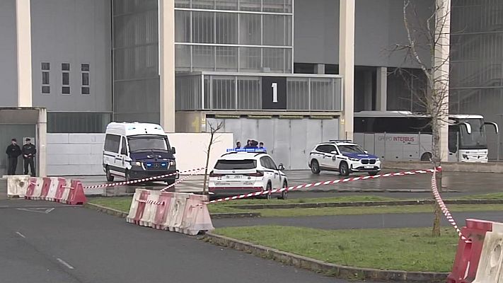Telenorte - País Vasco - Seguridad en el Buesa Arena antes del atípico partido a puerta cerrada del Baskonia contra el Hapoel Tel Aviv