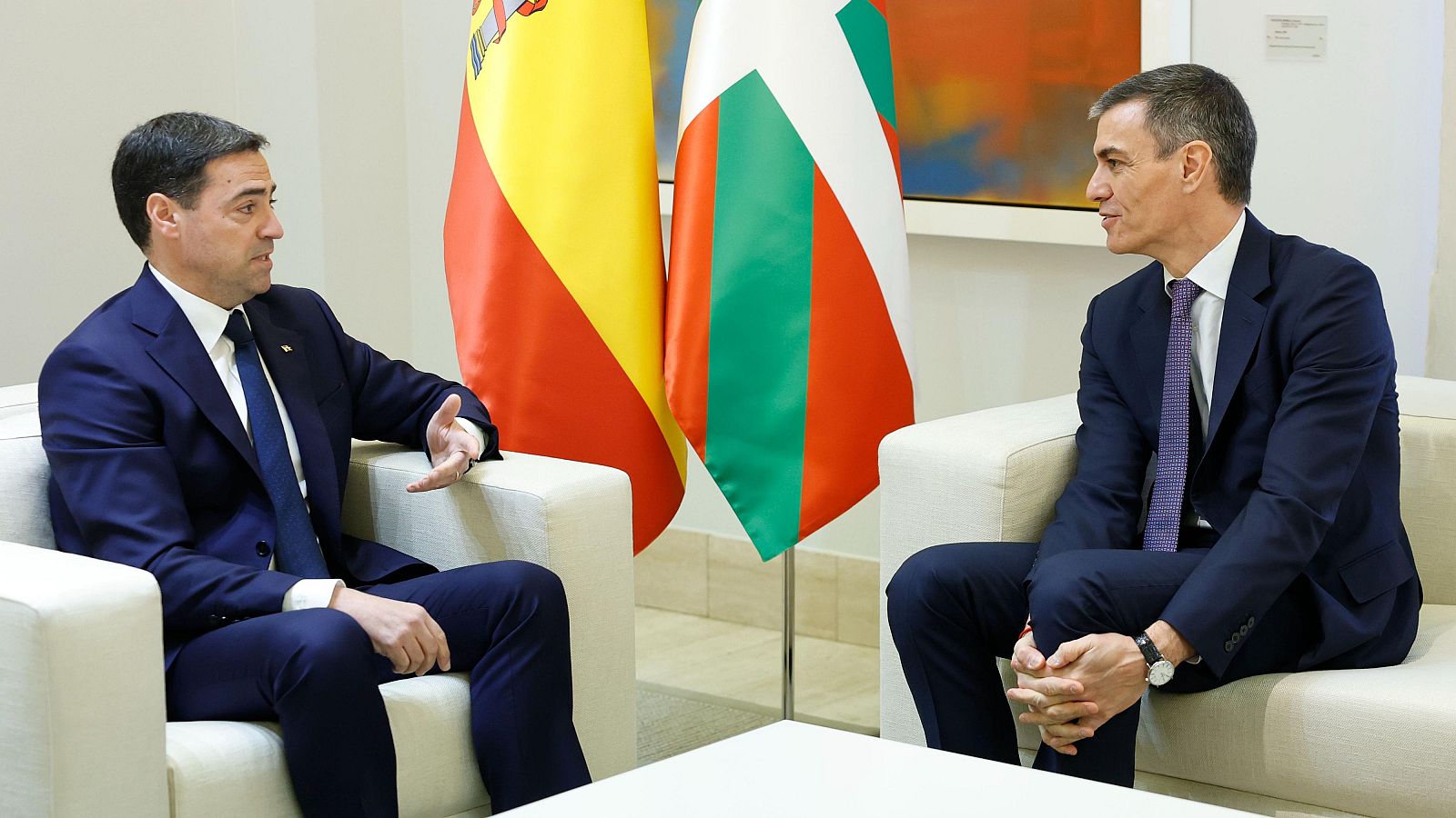 Pradales logra nuevas transferencias para Euskadi, entre ellas la gestión de aeropuertos, tras su reunión con Sánchez