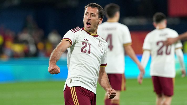 Fútbol - Oyarzabal remata una preciosa jugada para adelantar a España ante Serbia (1-0)