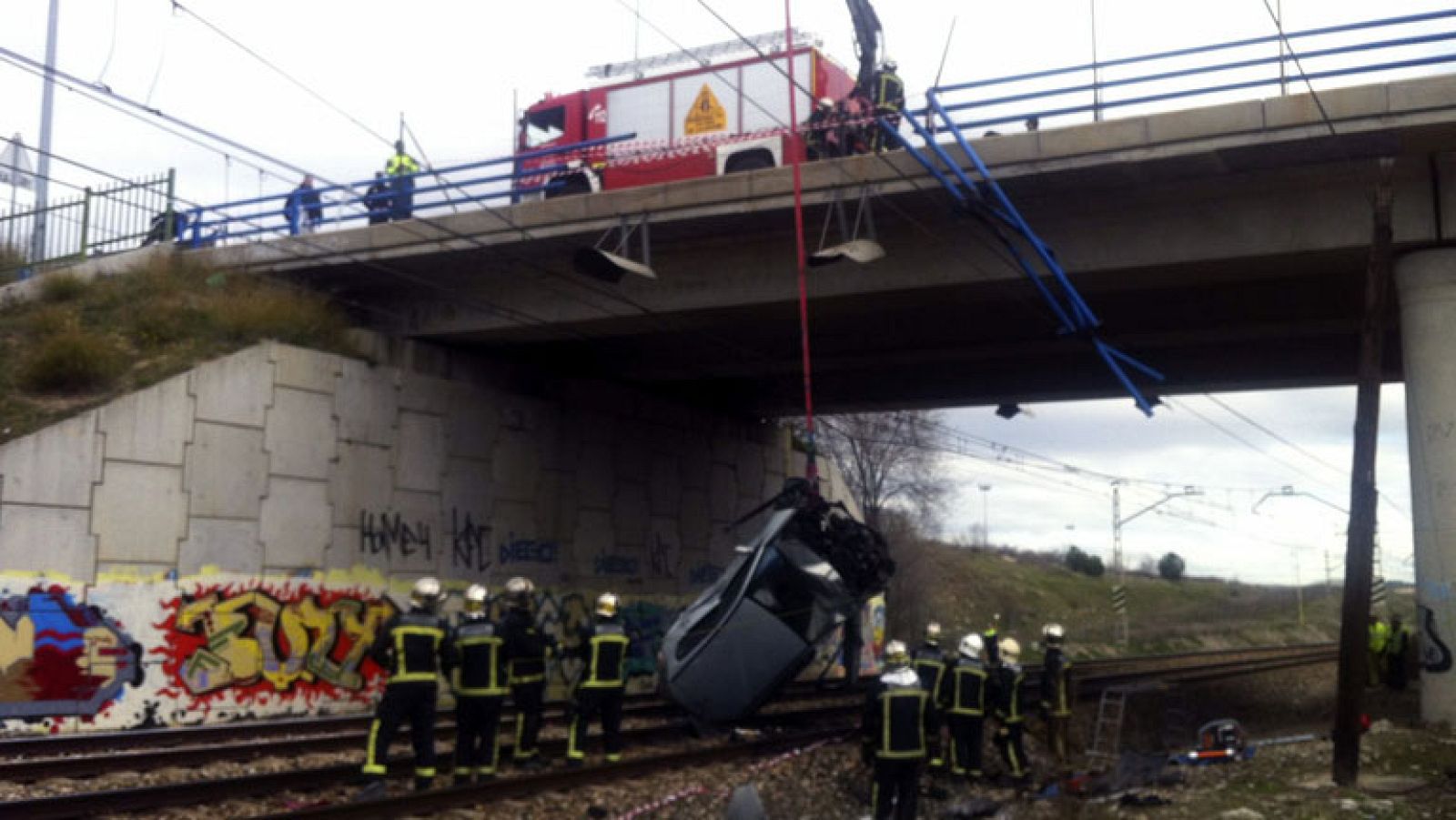 Un coche se precipita a las vías del tren y queda colgado de la catenaria