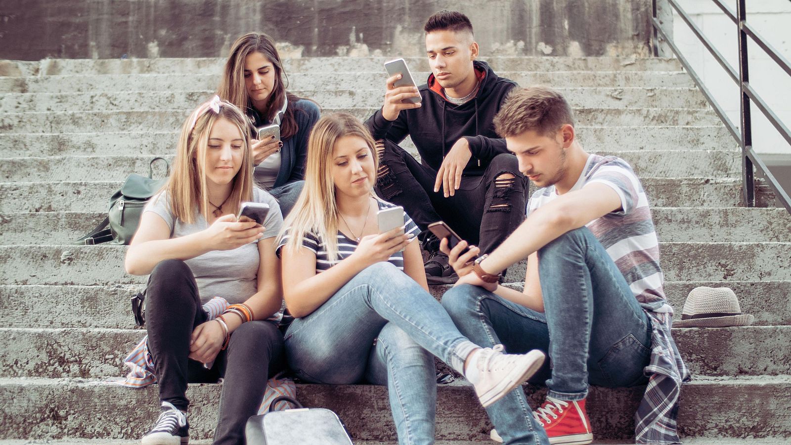 Enganchados a las redes sociales | Ver
