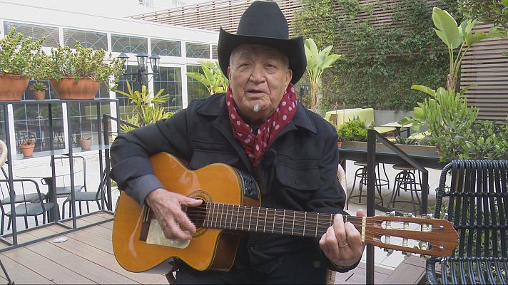 L'Informatiu - La gira mundial d'Elíades Ochoa passa per Barcelona