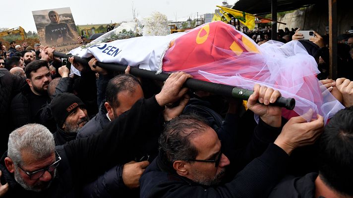 Telediario Fin de Semana - Hizbulá convierte el funeral de los periodistas asesinados por Israel en una demostración de fuerza