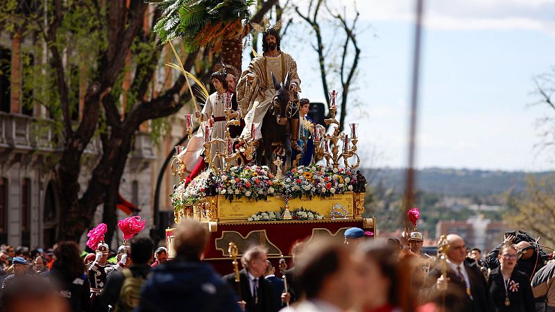 Las calles de España se llenan de palmas y ramas de olivo por las procesiones del Domingo de Ramos | Ver